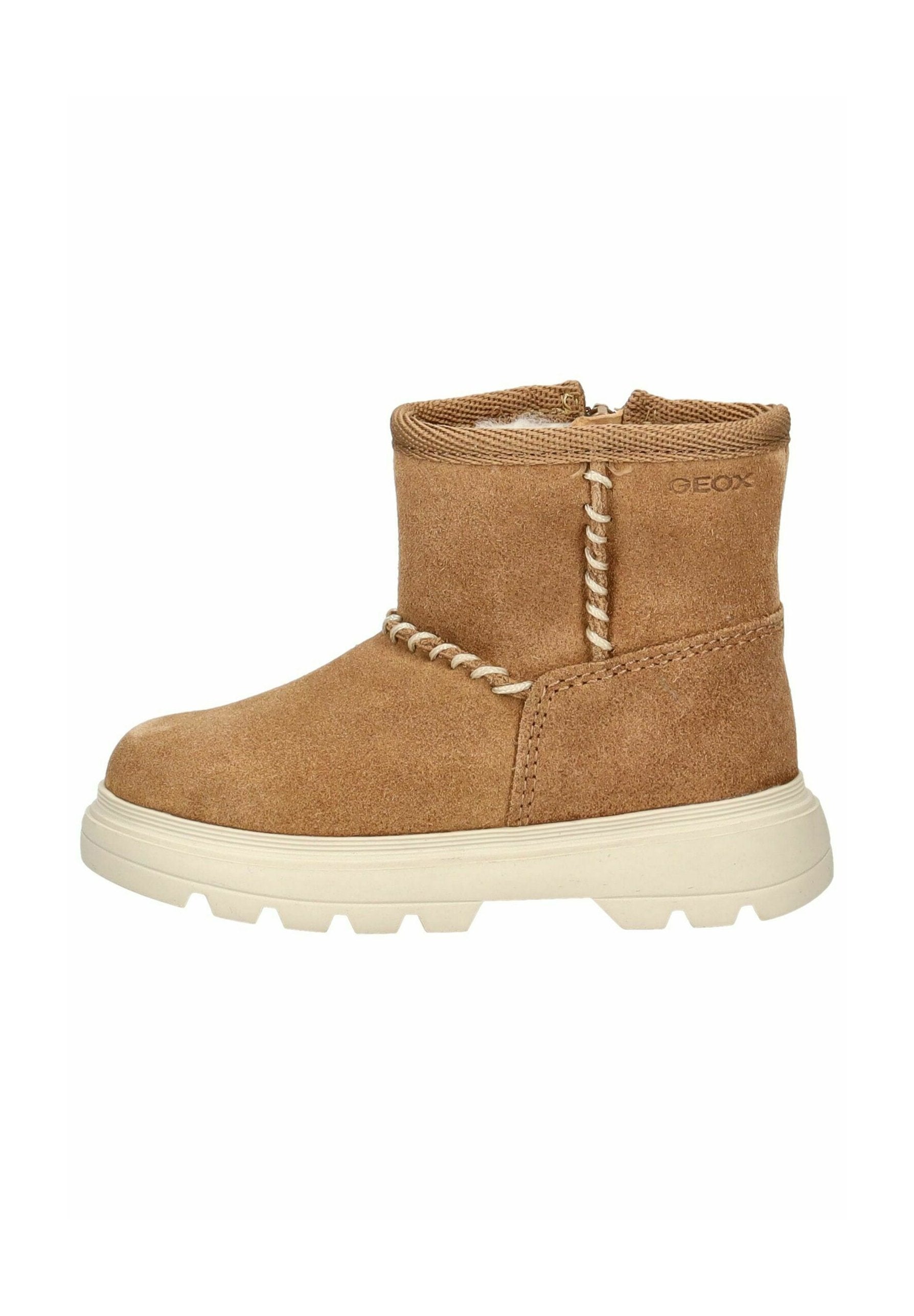 Beige Wildleder-Ankle-Boot mit gestickten Details, strukturiertem Futter und weißer Gummisohle. Verfügt über eine runde Zehenpartie und ein flaches Design.