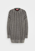 Grau gestrickter Pullover mit strukturiertem Muster, der abwechselnd gerippte und erhabene Designs aufweist, sowie einem Rundhalsausschnitt. Markenlabel am Kragen sichtbar.