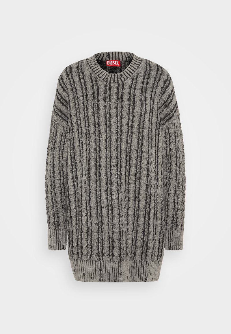 Grau gestrickter Pullover mit strukturiertem Muster, der abwechselnd gerippte und erhabene Designs aufweist, sowie einem Rundhalsausschnitt. Markenlabel am Kragen sichtbar.