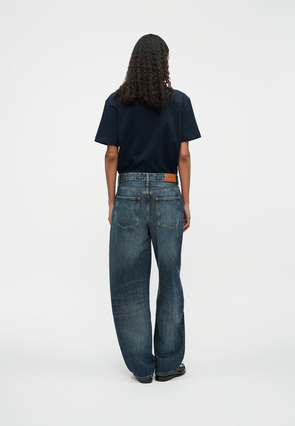MID RISE TAPERED BARREL LEG JEANS Media 4
