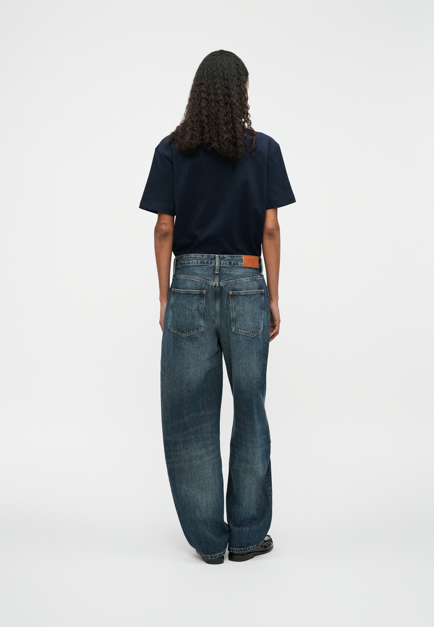 MID RISE TAPERED BARREL LEG JEANS Media 4