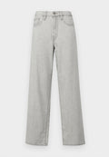 Hellgraue, weit geschnittene Jeans aus Denim mit hoher Taille, Fronttaschen und einem Standardverschluss mit Knopf und Reißverschluss.