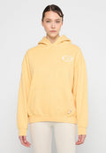 Gelbes Kapuzensweatshirt mit einer Fronttasche, mit weißem Text "PEGADOR FINE THINGS" sowie gerippten Bündchen und Saum. Weicher Baumwollstoff.