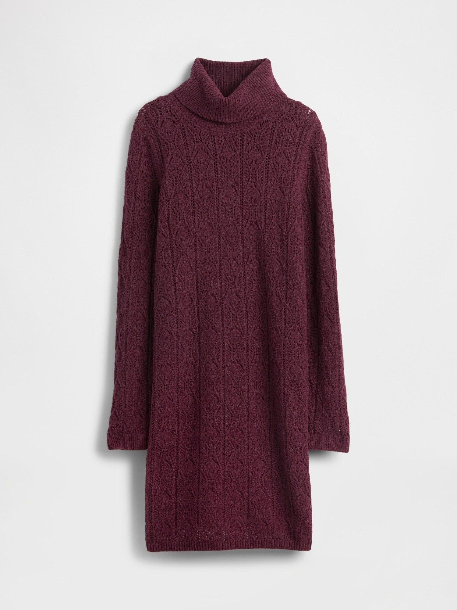 Bordeauxrotes Strickkleid mit Rollkragen, das ein strukturiertes Rautenmuster und lange Ärmel aufweist. Weicher Stoff mit gerippten Akzenten am Ausschnitt und Saum.