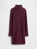 Bordeauxrotes Strickkleid mit Rollkragen, das ein strukturiertes Rautenmuster und lange Ärmel aufweist. Weicher Stoff mit gerippten Akzenten am Ausschnitt und Saum.