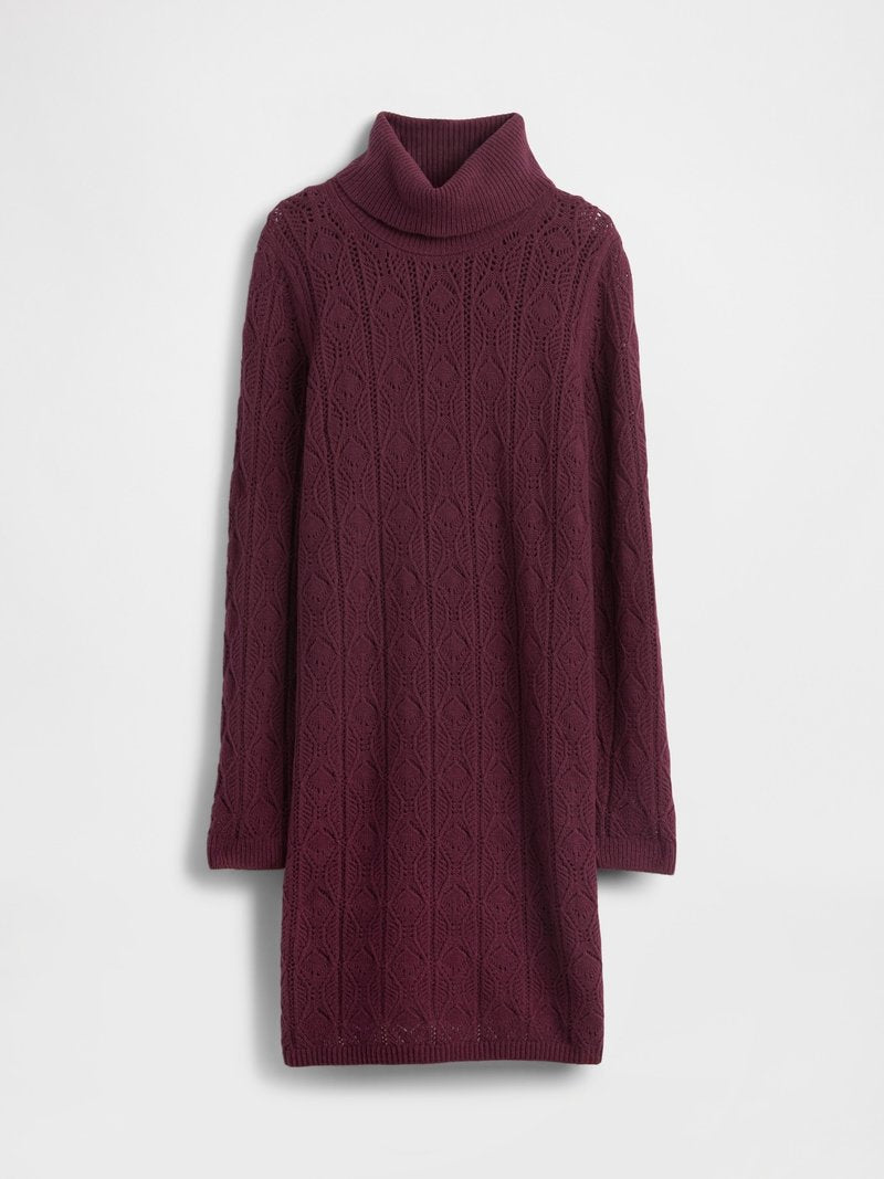 Bordeauxrotes Strickkleid mit Rollkragen, das ein strukturiertes Rautenmuster und lange Ärmel aufweist. Weicher Stoff mit gerippten Akzenten am Ausschnitt und Saum.