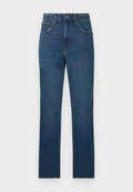 Blaue Denim-Jeans mit geradem Bein, fünf Taschen und sichtbaren Nähten, dargestellt vor weißem Hintergrund.