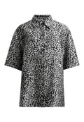 Leopardenmuster-Hemd in Grau und Schwarz mit durchgehender Knopfleiste, kurzen Ärmeln und zwei Brusttaschen. Weicher Stoff mit entspannter Passform.