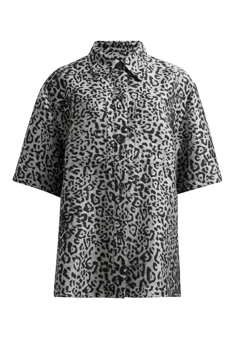 Leopardenmuster-Hemd in Grau und Schwarz mit durchgehender Knopfleiste, kurzen Ärmeln und zwei Brusttaschen. Weicher Stoff mit entspannter Passform.
