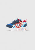 Kindersneaker in Blau, Rot und Weiß mit doppelten Klettverschlüssen, Captain America Schild-Design und leuchtender Sohle vor einfachem Hintergrund.