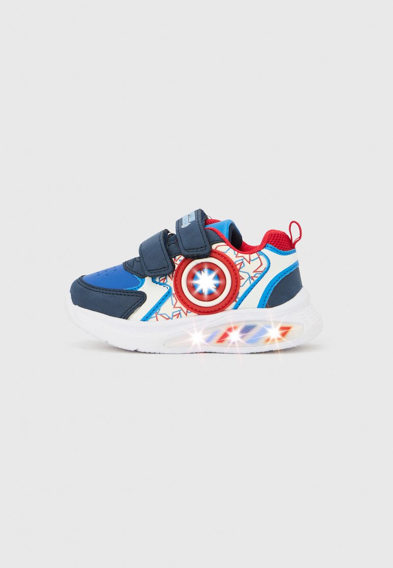 Kindersneaker in Blau, Rot und Weiß mit doppelten Klettverschlüssen, Captain America Schild-Design und leuchtender Sohle vor einfachem Hintergrund.