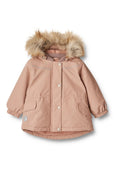 Rosa Kinderjacke mit einem mit Fell gefütterten Kapuze, Druckknopfverschlüssen, elastischen Ärmeln und zwei Fronttaschen. Weicher, warmer Stoff mit glatter Textur.