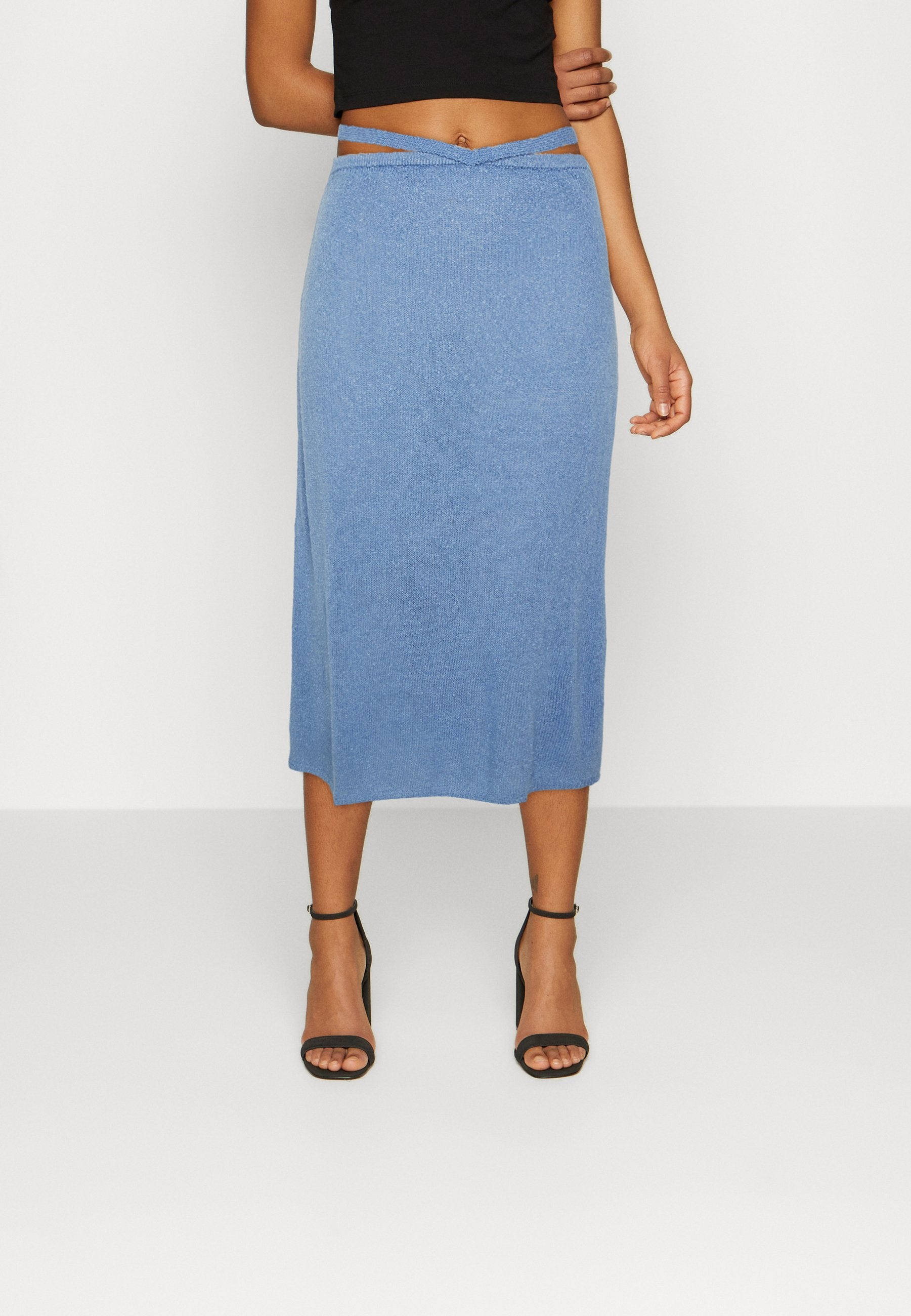 NA-KD ROMEE STRIJD DETAILED SKIRT