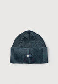 Rippstrickmütze in zweifarbigem Blau mit umgeschlagenem Bündchen und einem rechteckigen "Tommy Jeans"-Logo-Patch auf der Vorderseite.