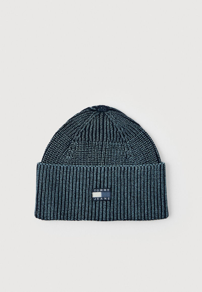Rippstrickmütze in zweifarbigem Blau mit umgeschlagenem Bündchen und einem rechteckigen "Tommy Jeans"-Logo-Patch auf der Vorderseite.