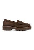 Braune Wildleder-Loafers mit einer niedrigen, strukturierten Gummisohle und dekorativen Nähten. Merkmale ein auffälliges, gefaltetes Vorderblatt-Design.