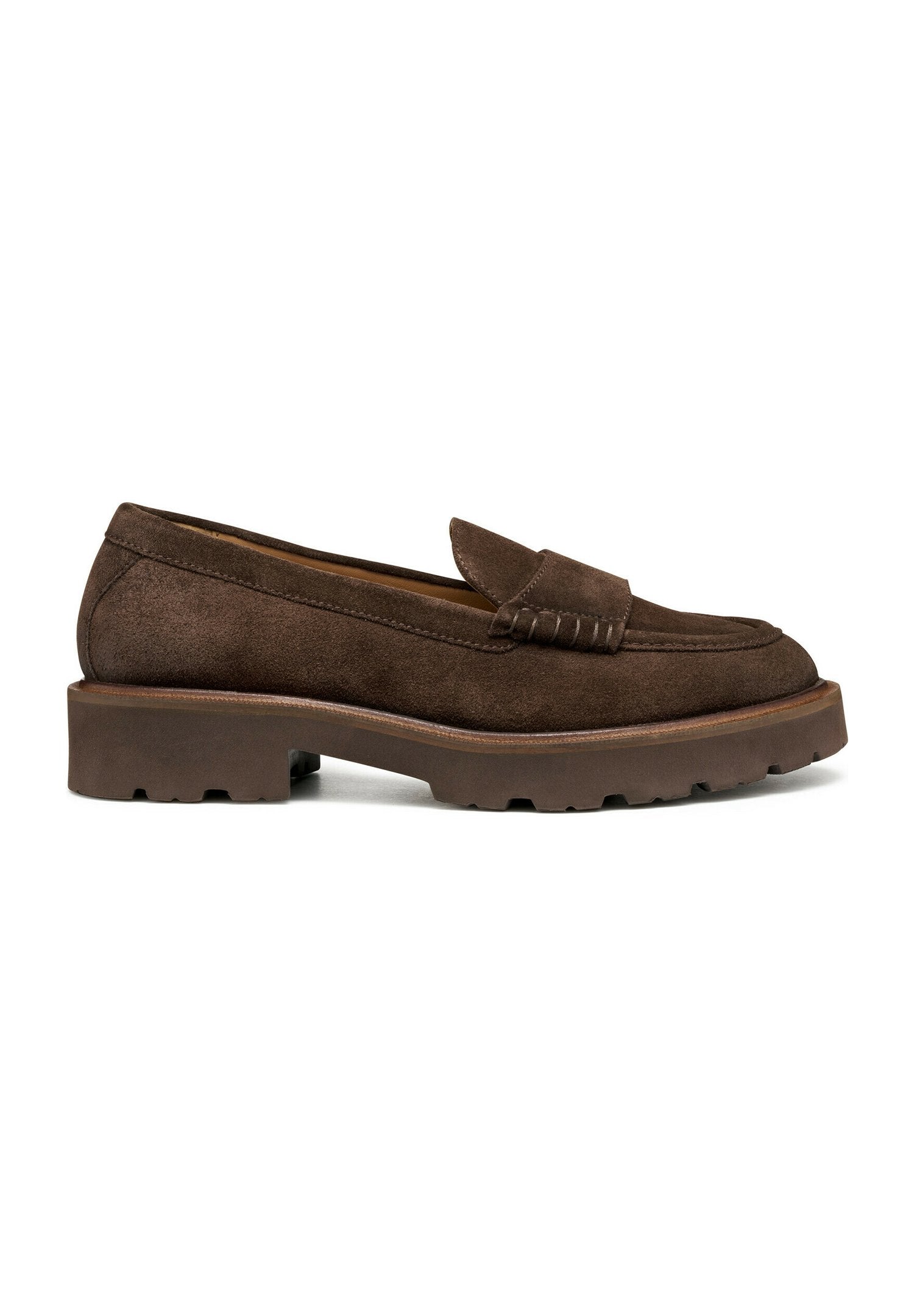 Braune Wildleder-Loafers mit einer niedrigen, strukturierten Gummisohle und dekorativen Nähten. Merkmale ein auffälliges, gefaltetes Vorderblatt-Design.