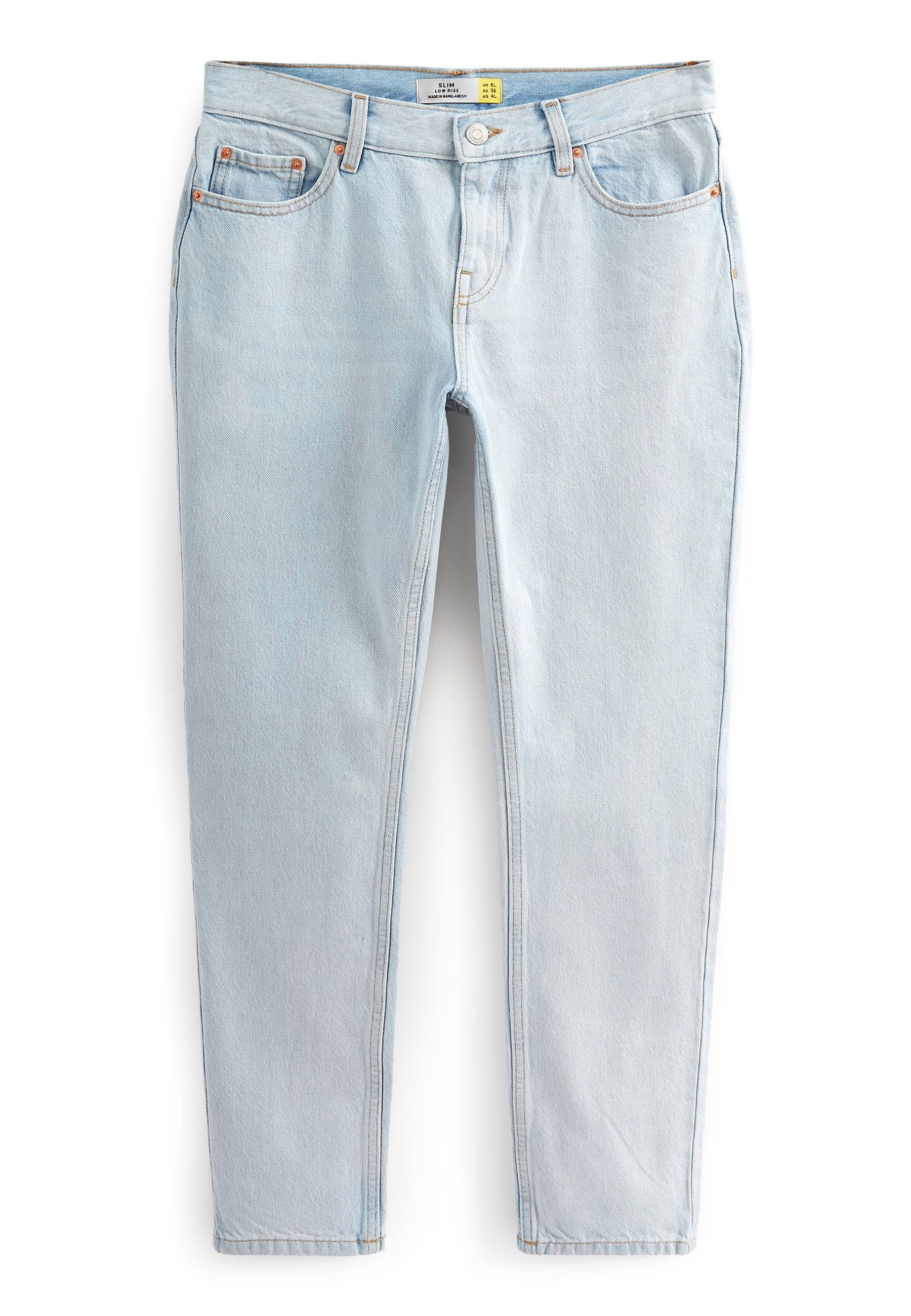 Hellblaue, schmal geschnittene Jeans mit niedriger Leibhöhe, Fünf-Taschen-Design, Knopfverschluss und sichtbaren Stickdetails.