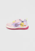 Rosa-lila Kleinkind-Sneaker mit gelbem Tweety Bird, der auf der Seite einen Tennisschläger hält, Klettverschlüssen und durchscheinender rosa Sohle.