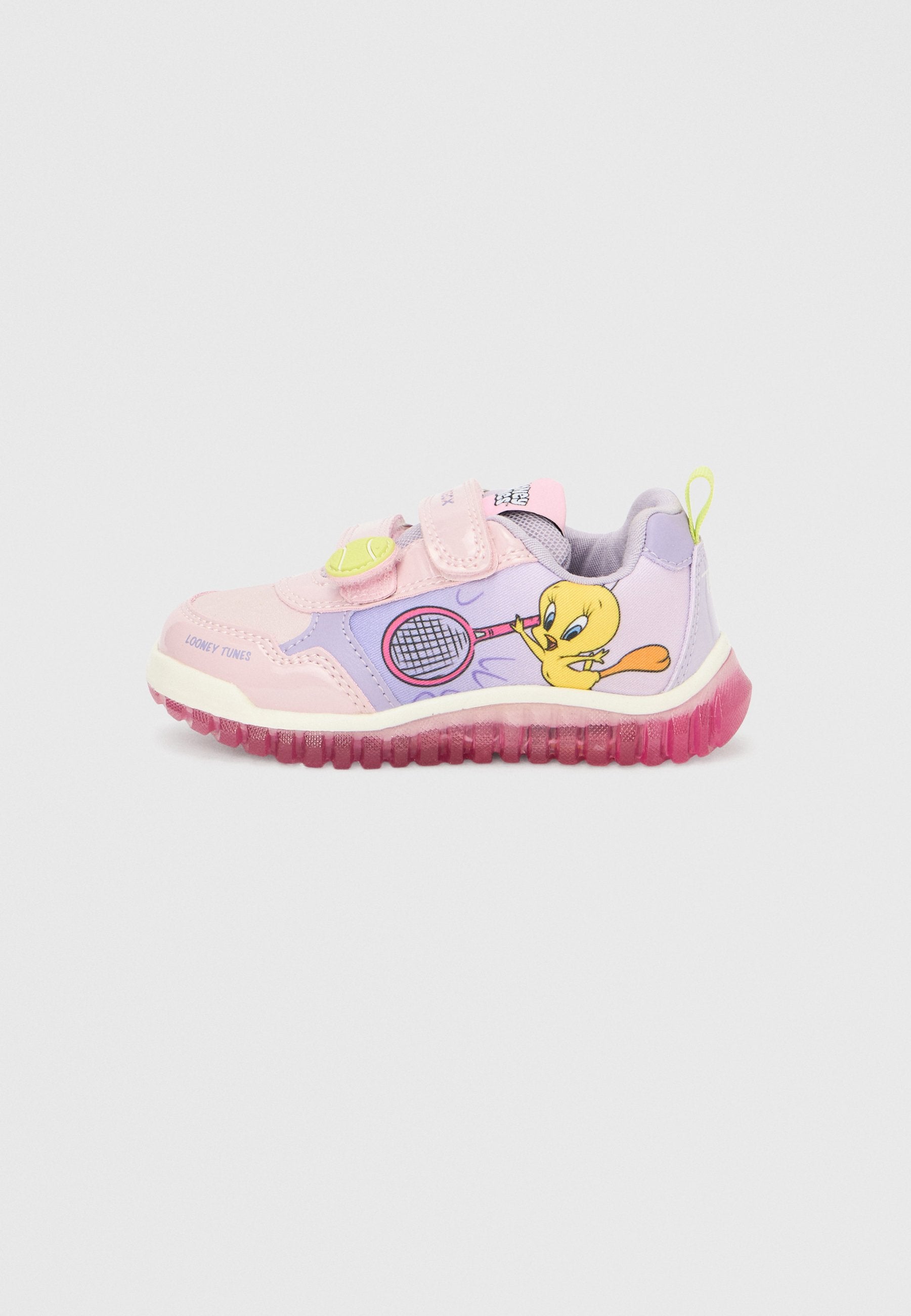 Rosa-lila Kleinkind-Sneaker mit gelbem Tweety Bird, der auf der Seite einen Tennisschläger hält, Klettverschlüssen und durchscheinender rosa Sohle.