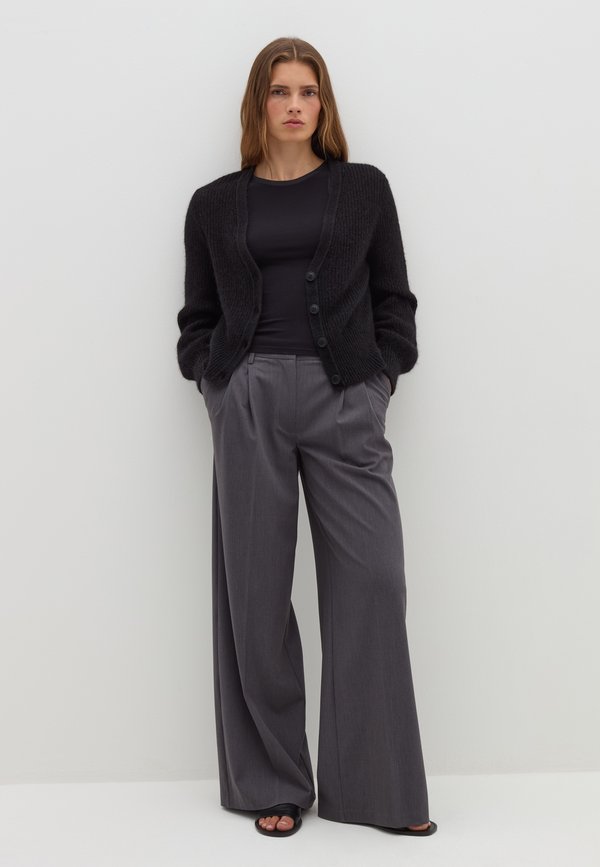 Stefanel WITH V NECK