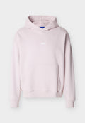 Hellrosa Pullover-Hoodie mit Kängurutasche vorne und kleinem weißen "HUGO"-Logo mittig auf der Brust.