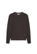 Dunkelbrauner gestrickter Pullover mit rundem Ausschnitt, strukturiertem Muster, gerippten Bündchen und Saum, versehen mit kleinen weißen gestickten Texten am unteren Rand.