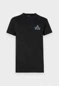 Schwarz, kurzärmliges T-Shirt aus Baumwolle mit einem kleinen, dreieckigen Grafikdesign von Bergen und Text in Weiß und Blau auf der Brust.