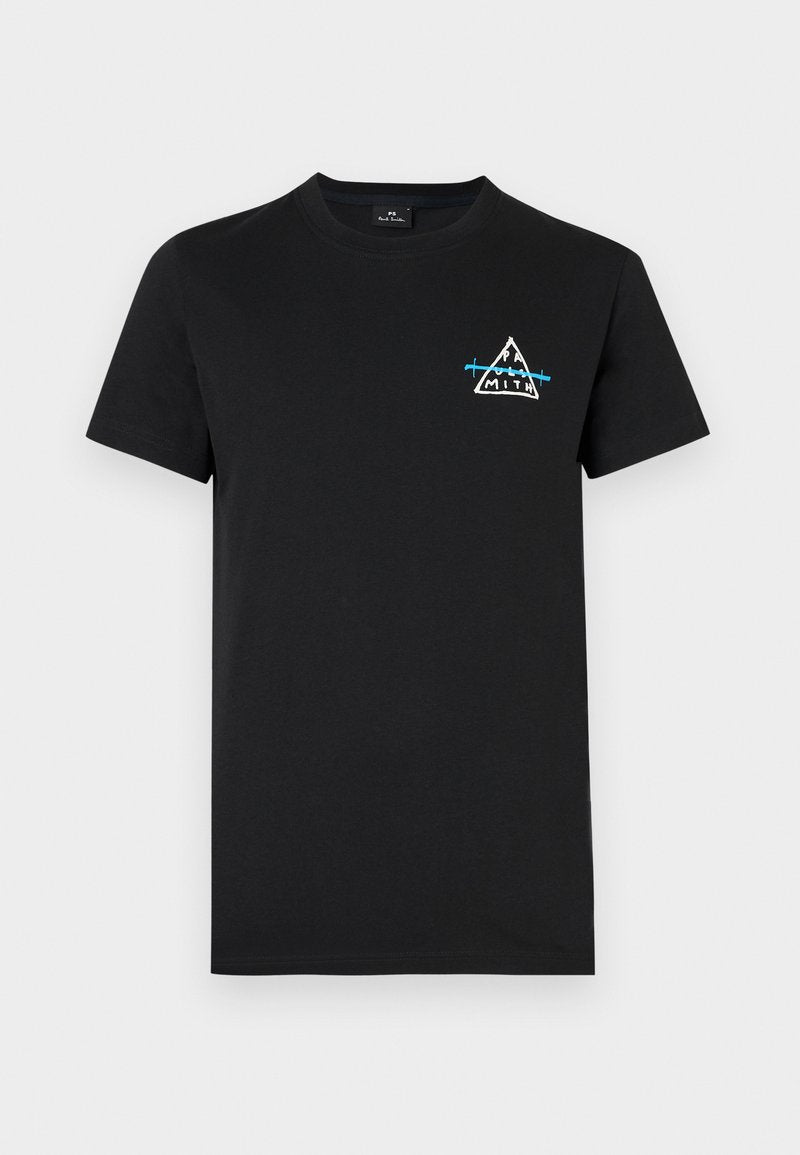 Schwarz, kurzärmliges T-Shirt aus Baumwolle mit einem kleinen, dreieckigen Grafikdesign von Bergen und Text in Weiß und Blau auf der Brust.