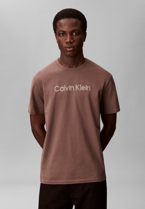 Calvin Klein SPORTSWEAR GRAPHIC TEE - Print T-shirt - warm oak