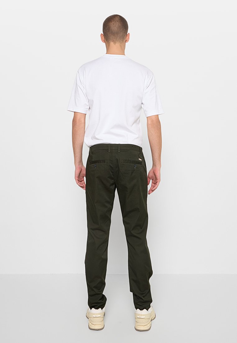 Armani Exchange Chino Media 3