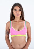 Heller pinker Bikini-Oberteil mit gelben und grünen Akzenten, versehen mit einem Rundhalsausschnitt und breiten Trägern. Glattes Gewebe mit einer taillierten Passform.