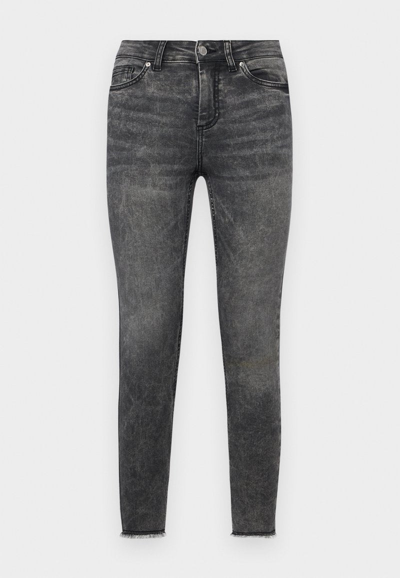 Schwarze, enge Jeans aus Denim mit einem ausgewaschenen Finish, traditionellem Fünf-Taschen-Design und ausgefransten Saumdetails an den Knöcheln.
