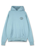 Helles blaues Hoodie aus weichem Stoff, mit einer Kängurutasche, gerippten Bündchen und Saum sowie einem kleinen Grafiklogo auf der Brust.