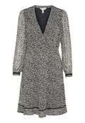 Navyblaues Kleid mit floralem Design, langen transparenten Ärmeln, V-Ausschnitt und gerafftem Taillenbereich. Mit Rüschensaum und kontrastierenden Abschlüssen.