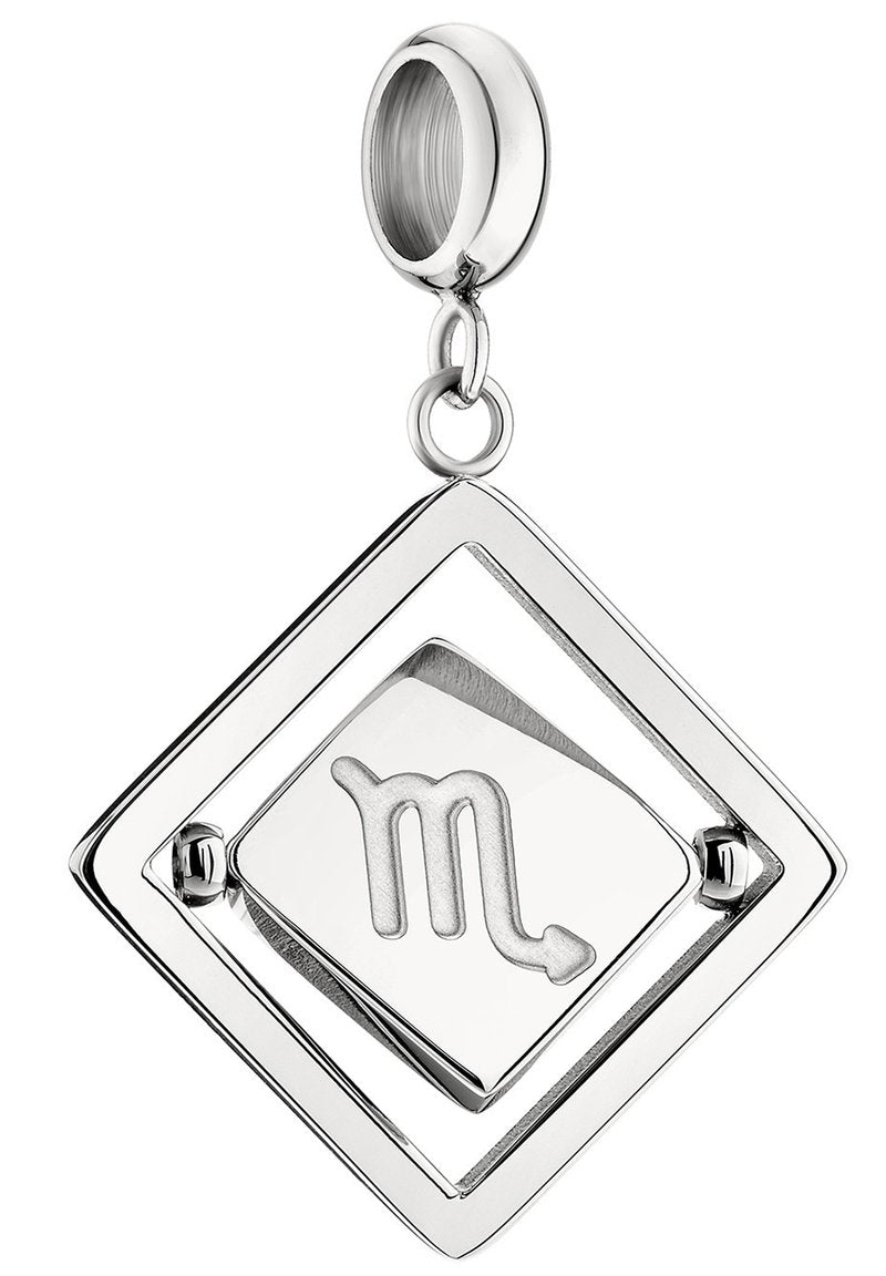 Silberne Charm mit einem diamantförmigen Anhänger, der ein Skorpionsymbol zeigt, polierte Oberfläche und einen runden Befestigungsring.