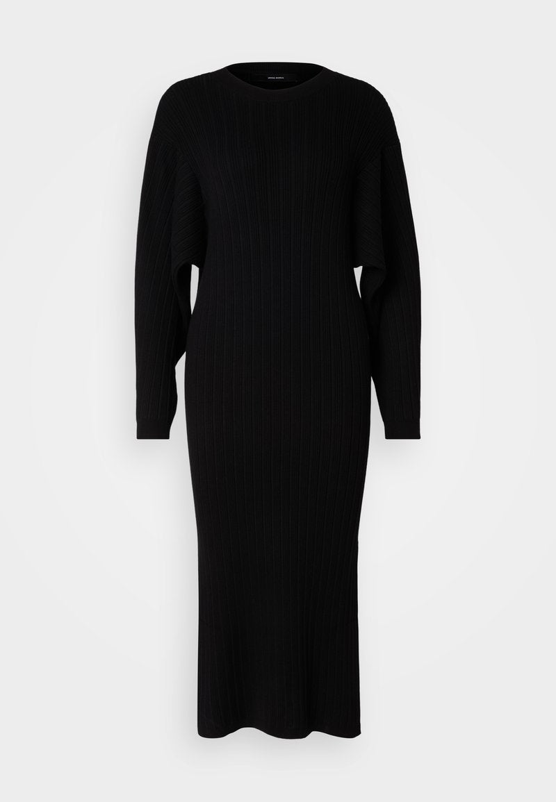 Schwarzes geripptes Strickkleid mit langen Ärmeln, rundem Ausschnitt und taillierter Silhouette, die am Saum leicht ausgestellt ist. Sanfte Textur.