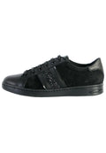 Schwarze Sneaker aus einer Kombination von strukturiertem Leder und Wildleder. Verfügt über zwei vertikale Streifen mit einem schimmernden Akzent. Glattes Zehenkappen-Design.