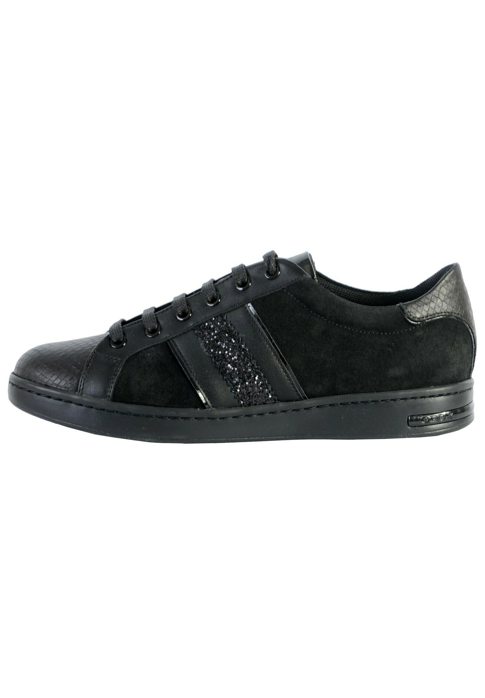 Schwarze Sneaker aus einer Kombination von strukturiertem Leder und Wildleder. Verfügt über zwei vertikale Streifen mit einem schimmernden Akzent. Glattes Zehenkappen-Design.
