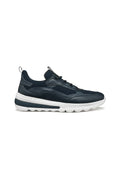 Navyblaue Sportschuhe mit einem glatten Leder-Obermaterial, strukturierter weißer Sohle, Schnürdesign und Ziehschlaufe an der Ferse.