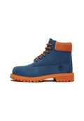 Blaue Wildleder-Ankelstiefel mit einem gepolsterten orangen Kragen, orangen Schnürsenkeln, Gummisohle und einem Baum-Logo an der Seite. Strukturierte Oberfläche.