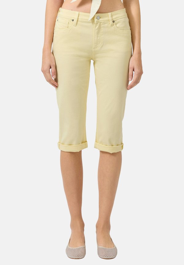 s.Oliver JEANS-HOSE CATIE - Denim shorts - gelb