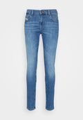 Blaue Slim-Fit-Jeans mit vorderem Knopf und Reißverschluss, fünf Taschen und ausgewaschenen Details an Oberschenkeln und Knien vor einem weißen Hintergrund.