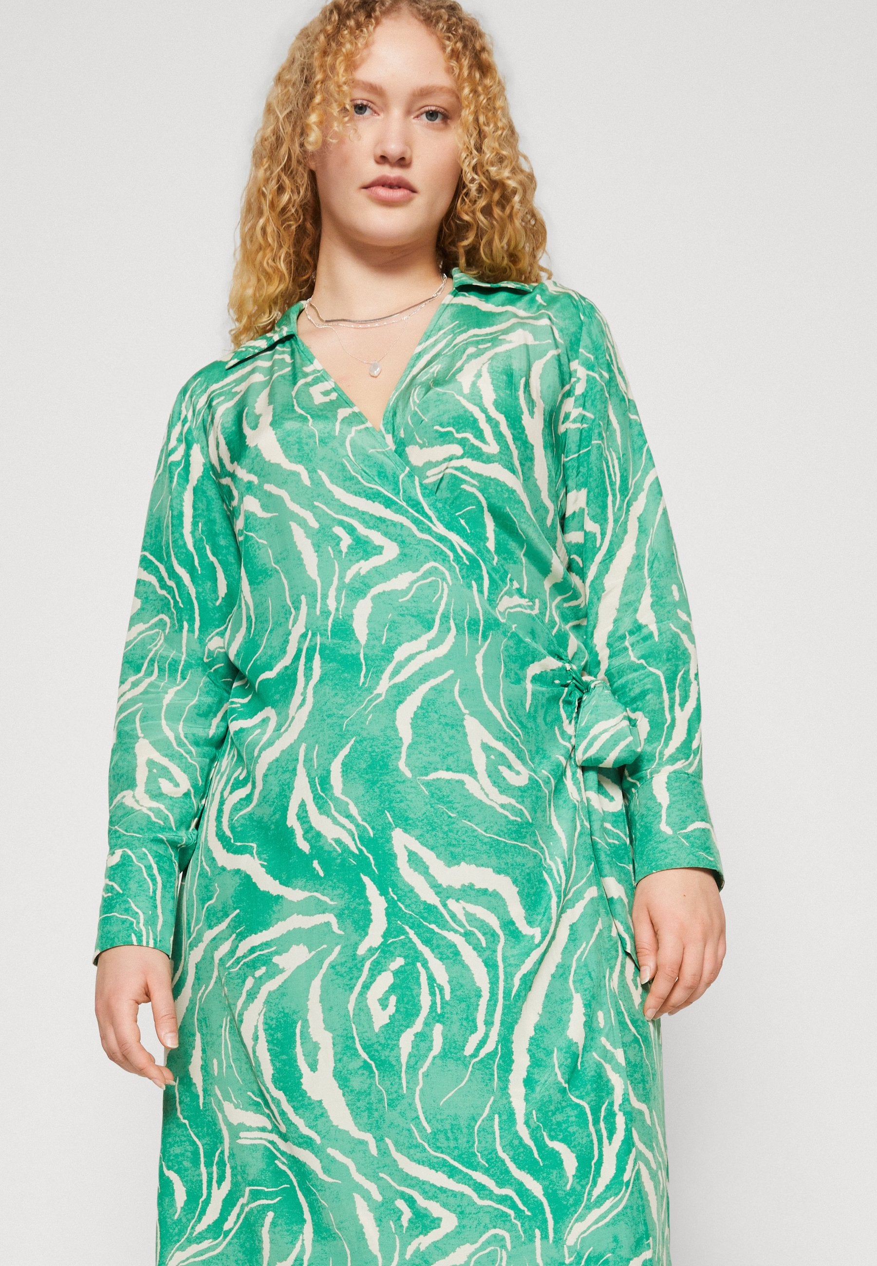 Selected SIRINE MIDI WRAP DRESS CURVE
