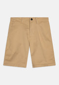 Beige Baumwollshorts mit geradem Bein, Fronttaschen und einem einzelnen Knopfverschluss. Glatte Textur, keine Muster oder Akzente.