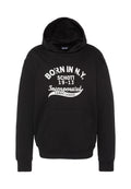 Schwarzer Kapuzenpullover mit weißem Text "BORN IN N.Y. SCHOTT 19-13 Incorporated CAMPS LEAGUE" und einer vorderen Kängurutasche.