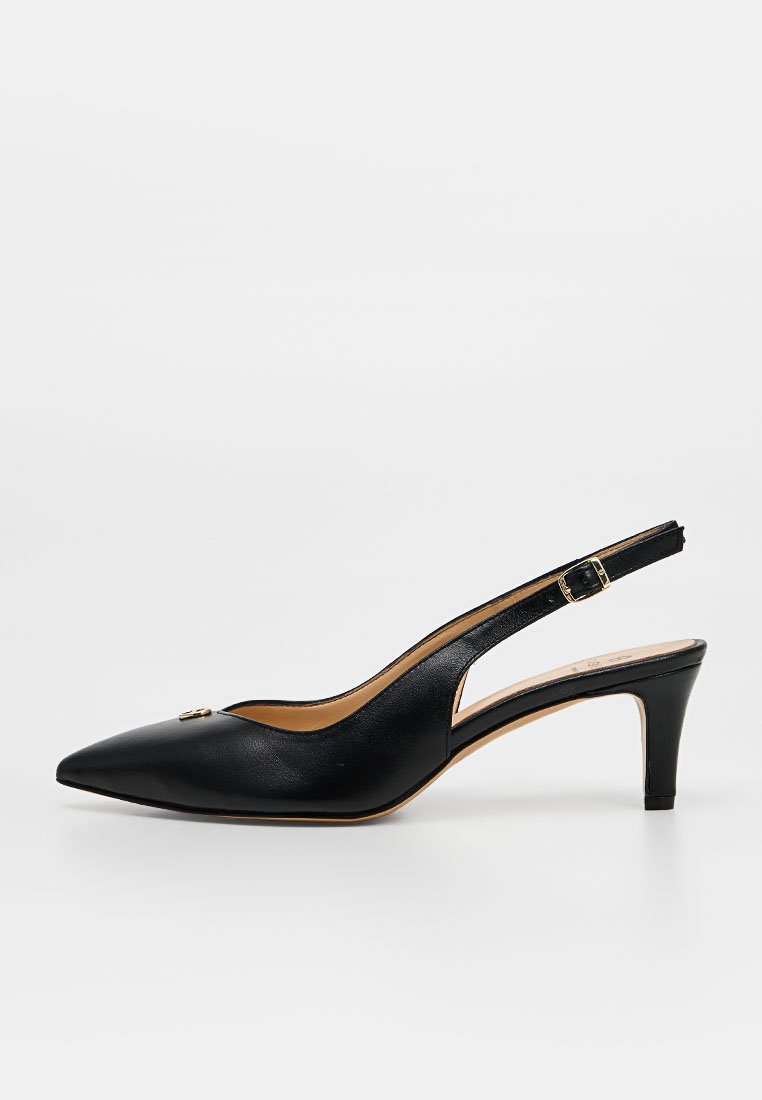Schwarzer Lederslingback-Schuh mit spitz zulaufender Spitze, niedrigem Kittenabsatz und goldfarbener Schnalle am Riemen und an der Spitze.