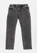 Schwarze Jeans aus Denim mit elastischem Bund, fünf Taschen und schmaler Passform. Der Stoff hat eine subtile Textur und ein verblasstes Finish.