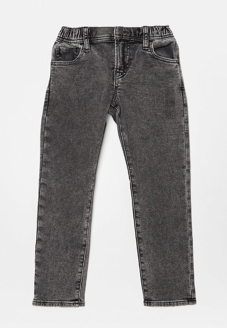 Schwarze Jeans aus Denim mit elastischem Bund, fünf Taschen und schmaler Passform. Der Stoff hat eine subtile Textur und ein verblasstes Finish.