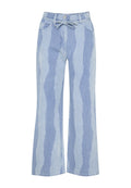Hellblaue Jeanshose mit weitem Bein und strukturiertem Streifenmuster. Mit elastischem Bund und klassischer Fünf-Taschen-Stil.
